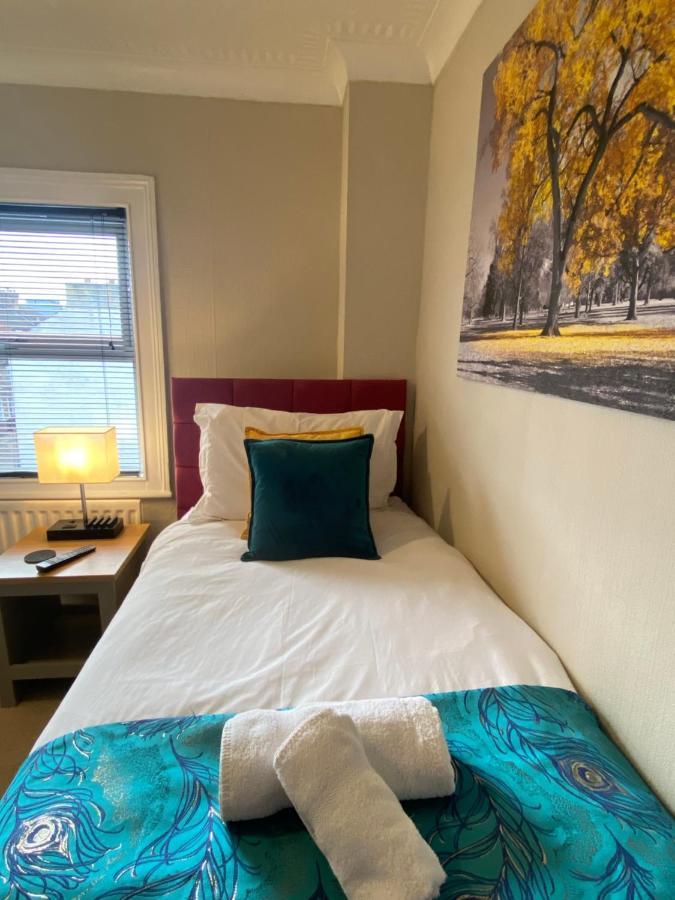 Convenient Contractor Stay Free Parking Walk To Weatherspoons Bedford Exterior foto